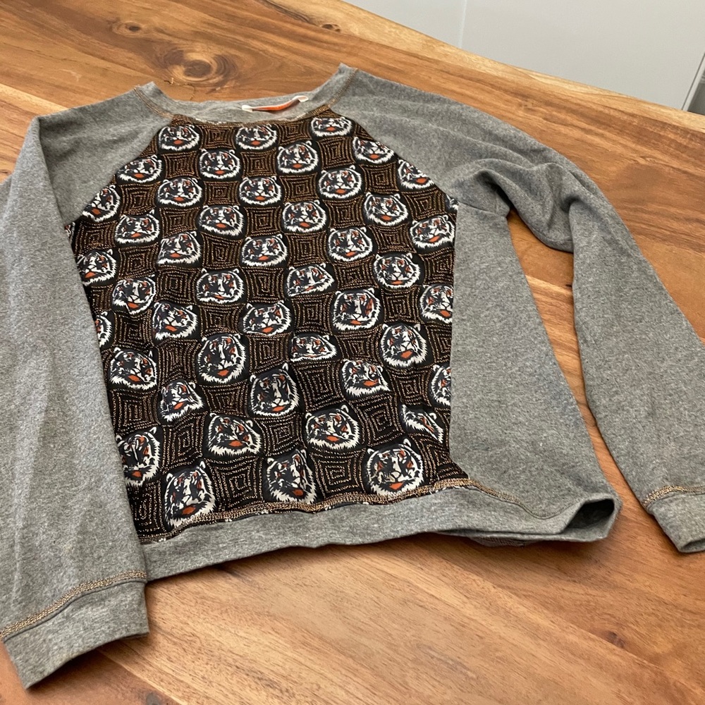 Gray sweatshirt tiger detail